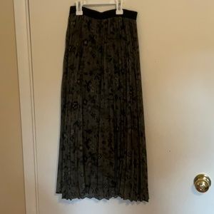 Women’s olive green floral maxi skirt GREAT CONDITION